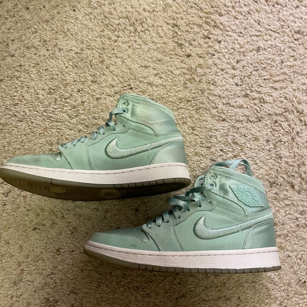 Nike Air Jordan Mint (size 7.5). I’m an 8 and fit in these.